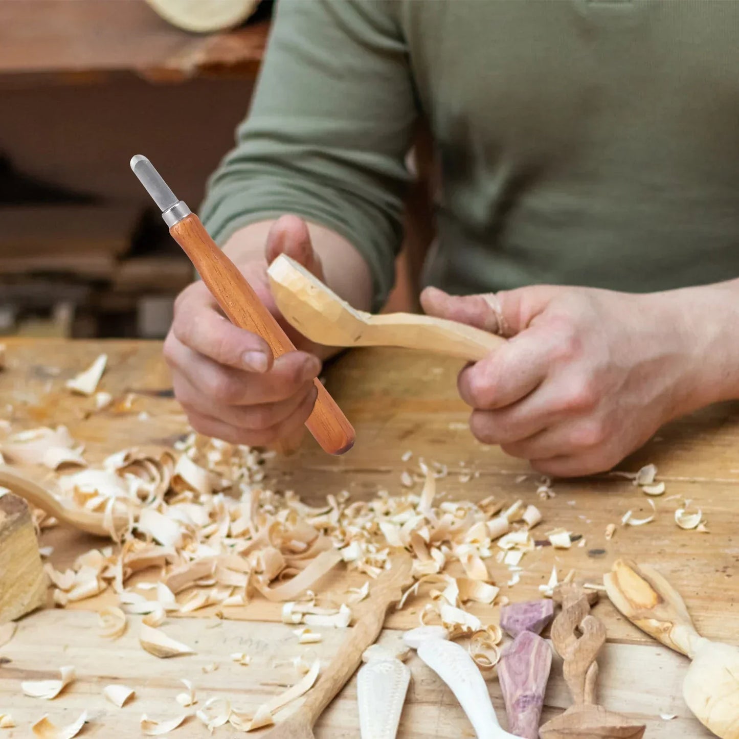 Jeu d'outils de sculpture sur bois avec couteau à sculpter les détails