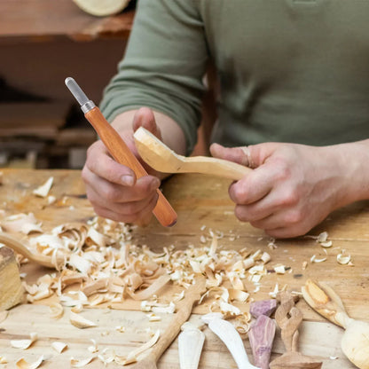 Jeu d'outils de sculpture sur bois avec couteau à sculpter les détails